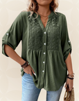 Renate – Blouse met V-hals en knopen
