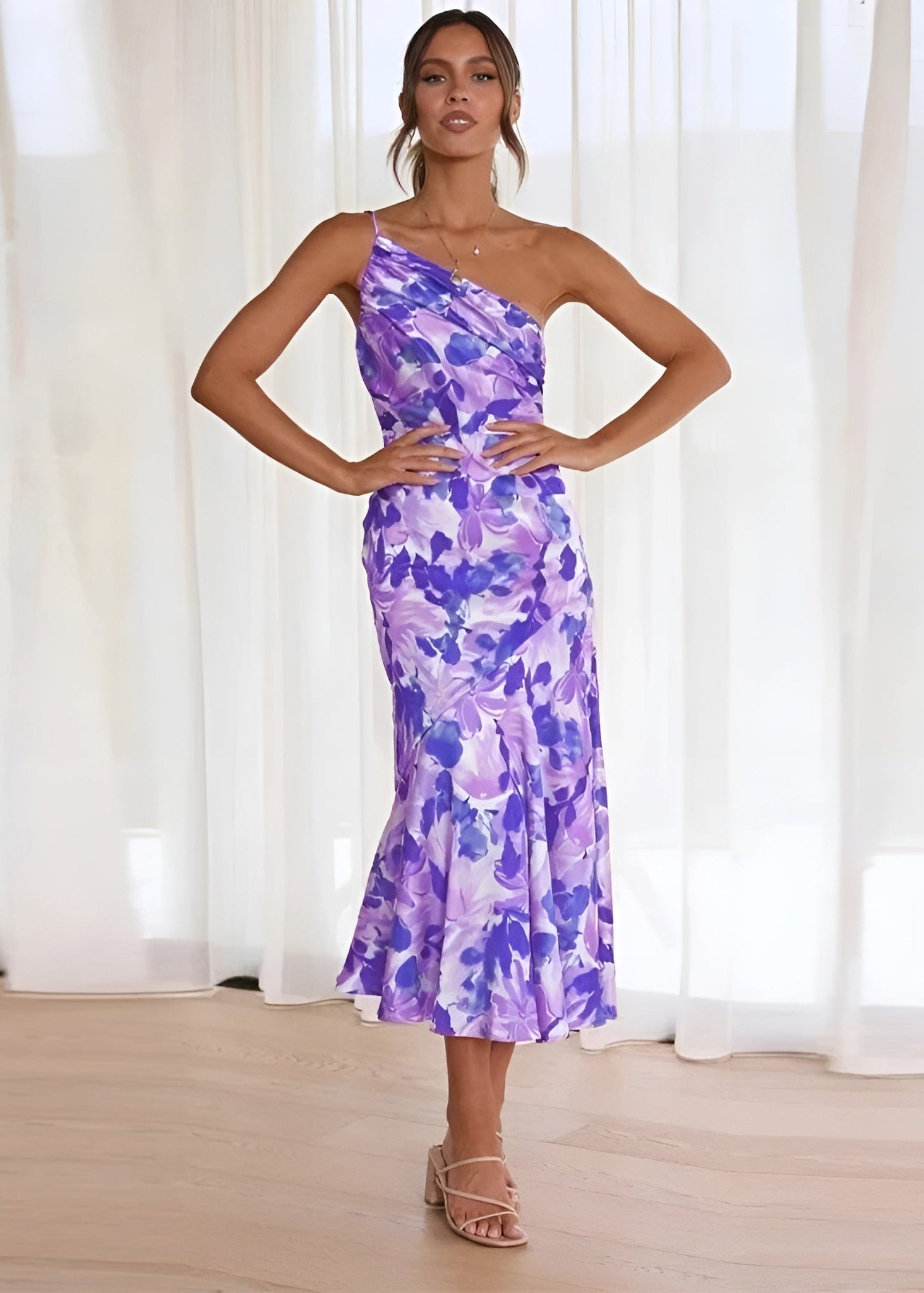 Selena - One-Shoulder Bloemenjurk met bloemenprint en flatterende pasvorm