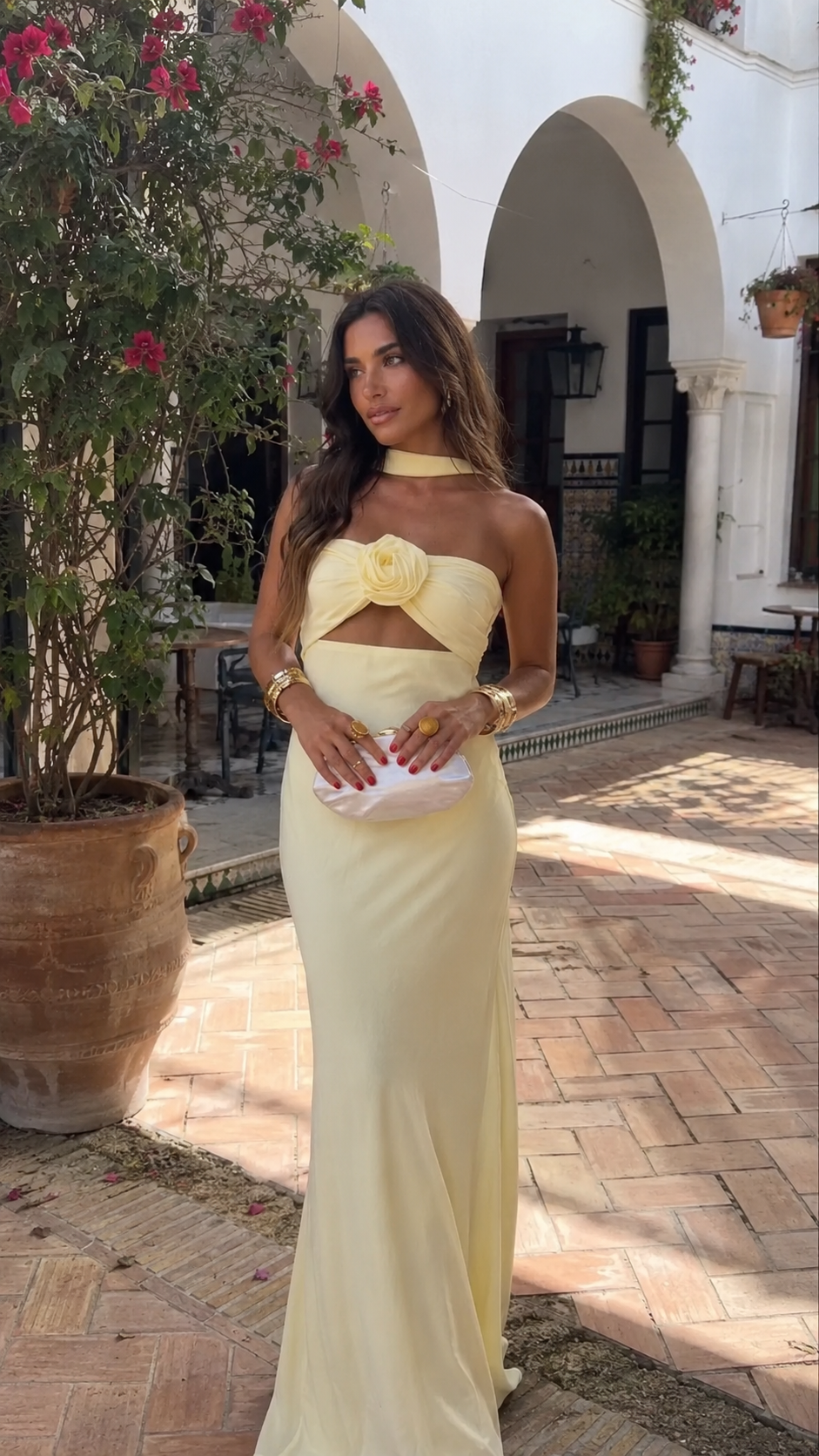 Gardenia Jurk — Maxi Halter met Rozen Corsage
