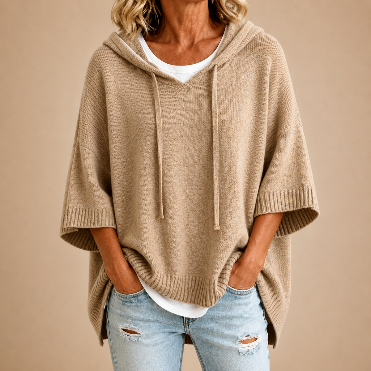 Elisa | Gebreide poncho met capuchon en driekwart mouwen