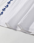 Thalina - Knielange Zomerjurk met blauwe borduurdetails