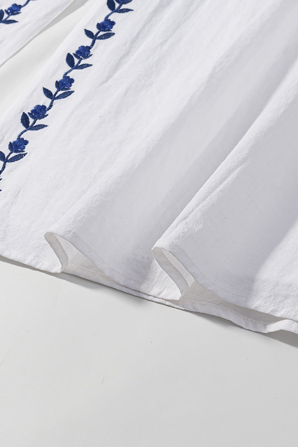 Thalina - Knielange Zomerjurk met blauwe borduurdetails