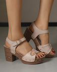 Sandalen Gaia — taupe, kruisbanden en gouden studs