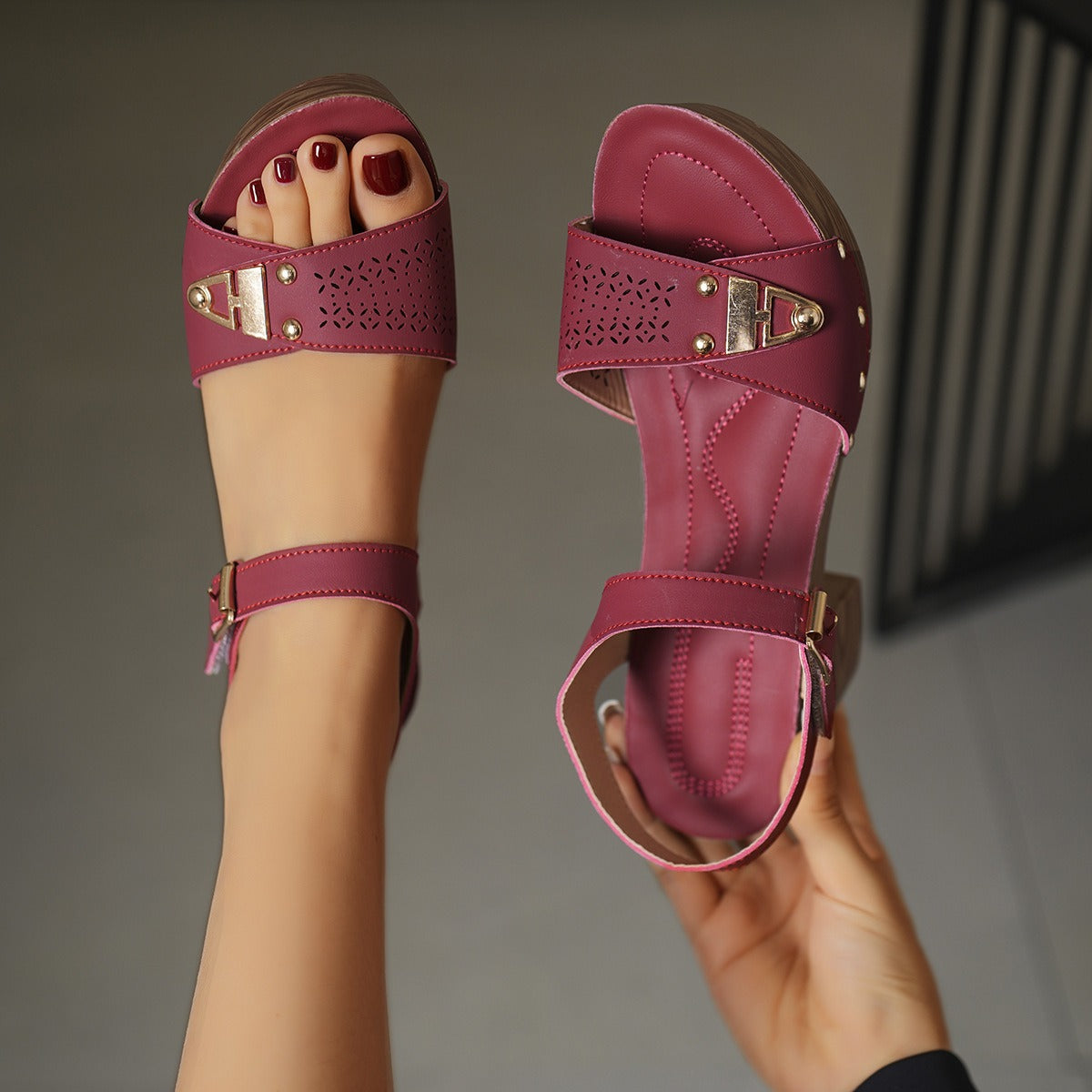 Sandalen Gaia — taupe, kruisbanden en gouden studs