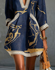 Cosette | Mini-jurk van Marineblauwe Haakkant met Gouden Patroon en V-hals
