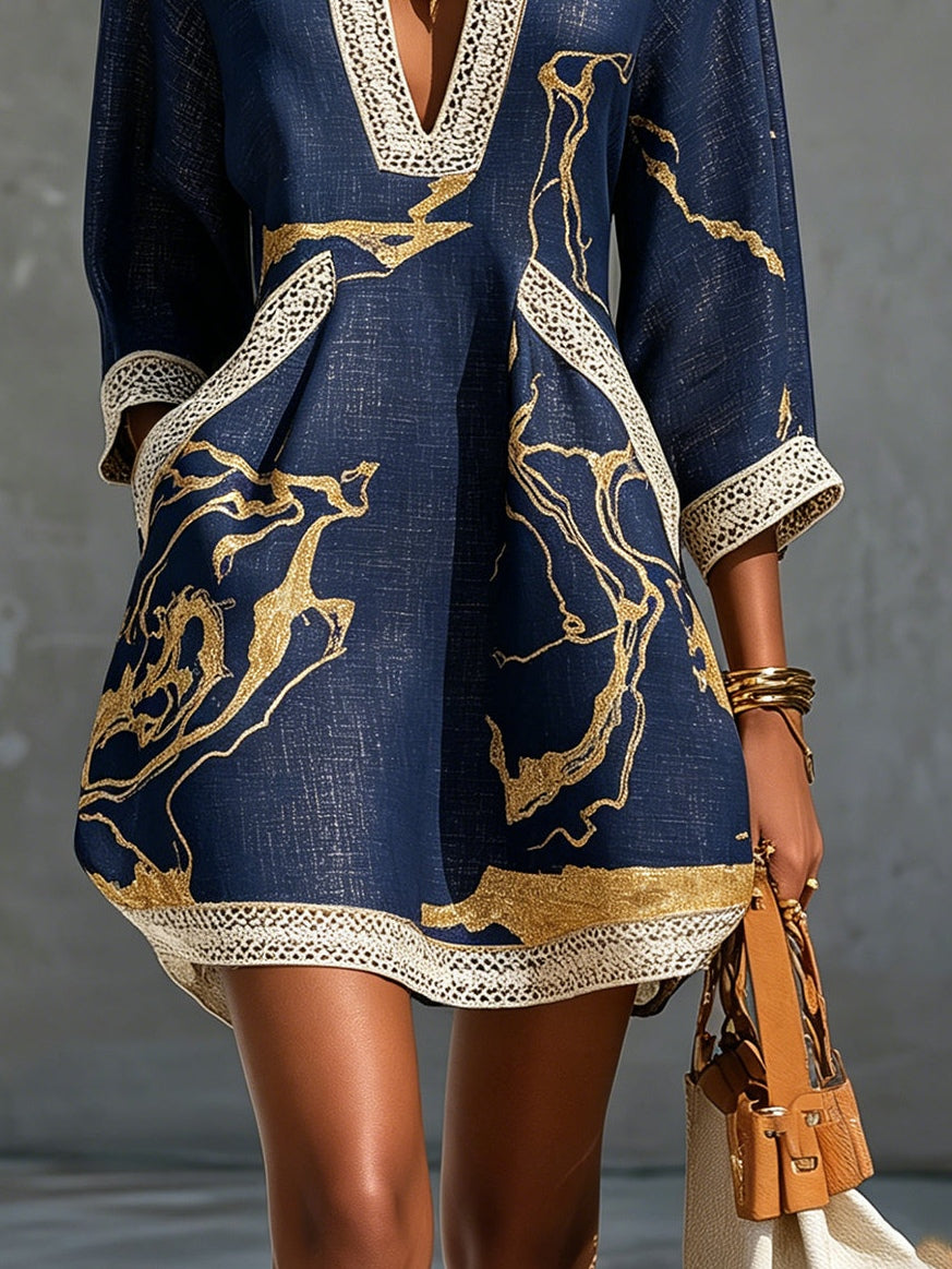 Cosette | Mini-jurk van Marineblauwe Haakkant met Gouden Patroon en V-hals