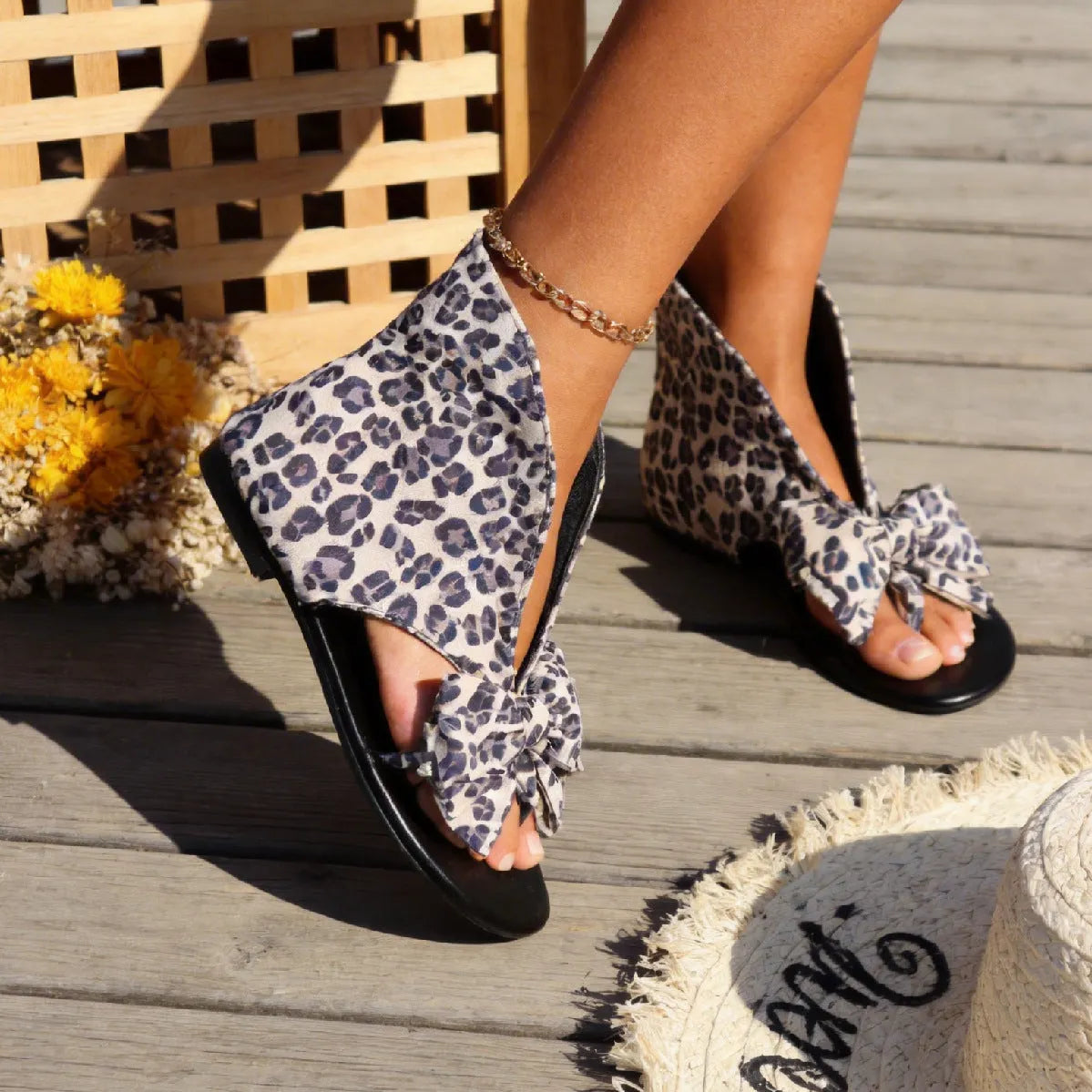Quinty - Sandalen met platte zool en strik
