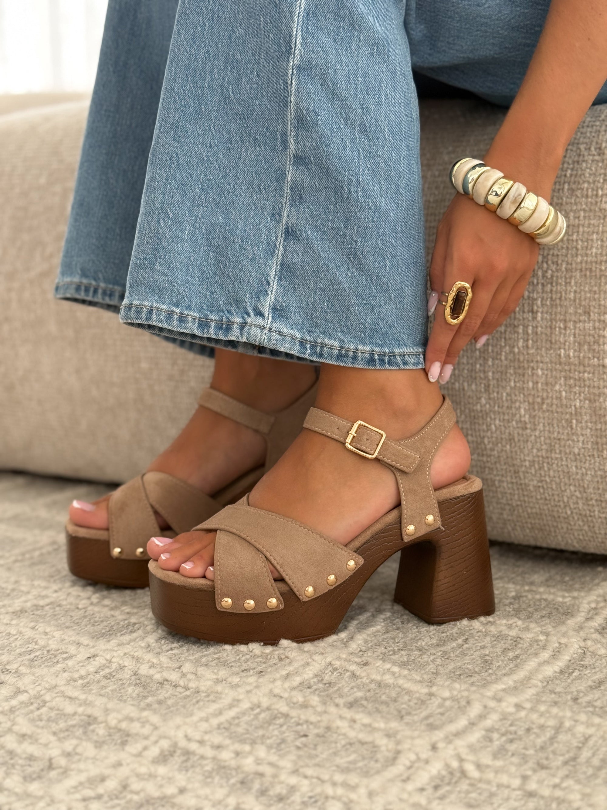 Sandalen Gaia — taupe, kruisbanden en gouden studs