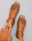 Aurora | Gouden sandalen: de charme van de zomer