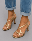 Elisabeth | Gouden sandalen: de charme van de zomer