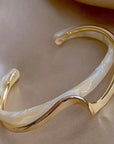 Elegante witte opalen armband in goud